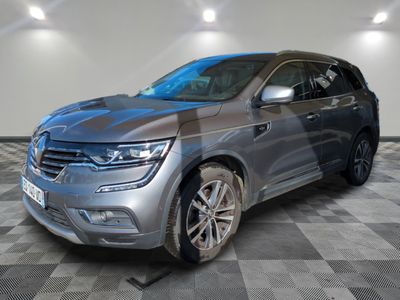 la voiture grise est garée sur le sol en damier d'un garage