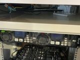 une photo d'un rack contenant tout un tas d'appareils électroniques