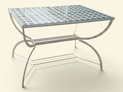 une table en verre avec une base en métal et un plateau en verre