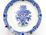 assiette bleue et blanche ornée d'un motif bleu et blanc