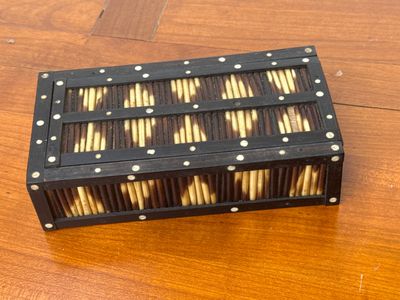 Coffret habillé d'épines de porc épic (quelque manques)