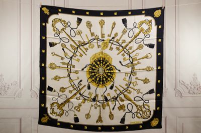 une grande tapisserie accrochée au mur d'une pièce