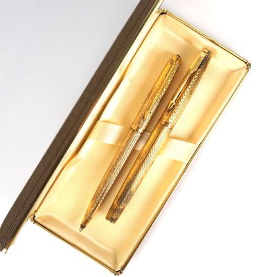 un stylo et un crayon dans une boîte posée sur une table