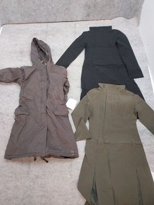 Environ 20 vêtements dont manteaux et divers (jamais porté, …