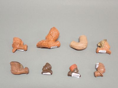 un grand nombre de petites figurines qui se trouvent sur une table