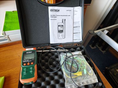 une mallette contenant une télécommande, un téléphone portable et d'autres objets
