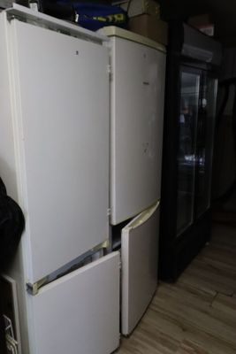 deux réfrigérateurs empilés l'un sur l'autre