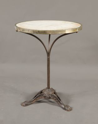 une table avec un plateau en marbre blanc et un piètement en métal