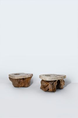 deux morceaux de bois posés l'un à côté de l'autre sur une surface blanche