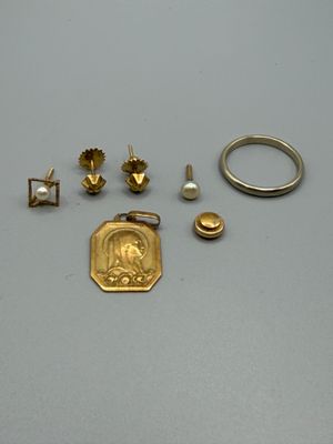 beaucoup de bijoux en or et en argent sur une table