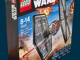 une boîte contenant un coffret Lego Star Wars