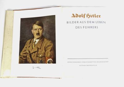 un livre sur lequel figure la photo d'un homme en uniforme militaire