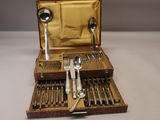une boîte contenant de l'argenterie, posée sur une table