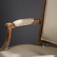 Paire de fauteuils à dossier chapeau de gendarme en noyer mo… (photo 2)
