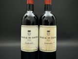 deux bouteilles de vin rouge posées l'une à côté de l'autre sur une table