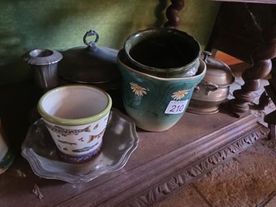 de nombreuses tasses et soucoupes posées sur une étagère dans une pièce
