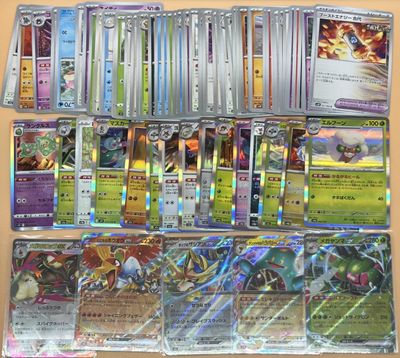 plusieurs types de cartes pokemon sur la table