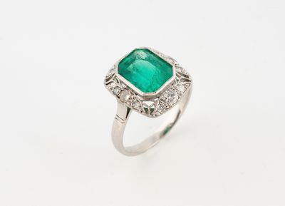 une bague en émeraude et diamant