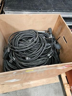 une boîte avec un tas de fils à l'intérieur