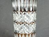 un vase en verre contenant beaucoup de cristal
