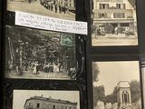 une vieille photo en noir et blanc représentant un livre avec des images de personnes et de bâtiments