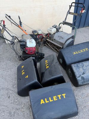 many lawn mowers that are sitting on the ground