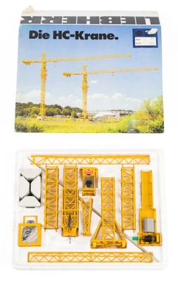 un gros plan d'un kit de construction sur lequel figure une grue