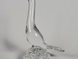 un oiseau en verre perché sur un rocher