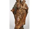 une statue de femme tenant un enfant dans ses bras