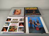 trois CD de styles musicaux variés sont empilés les uns sur les autres