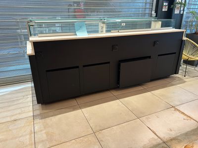 une photo d'un comptoir sur lequel se trouve une vitrine