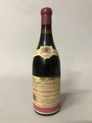bouteille de vin rouge sur une table blanche sur fond blanc