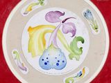 une assiette contenant des fruits et des légumes, posée sur un fond rouge