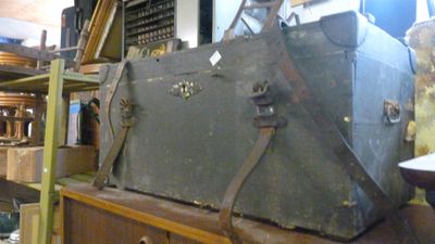 une vieille valise posée sur une table en bois