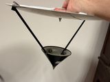 une personne tenant une assiette en carton sur laquelle est dessiné un triangle