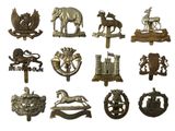 Plusieurs types d'insignes militaires sont représentés sur un fond blanc