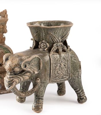 JARDINIERE en grès à glaçure gris et vert figurant un élépha…