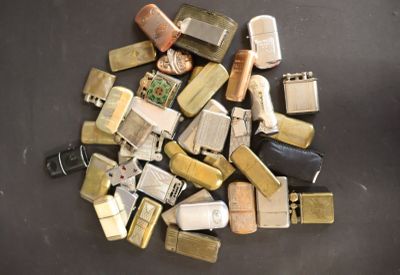 Lot d'environ 70 briquets et de ZIPPO En l'état