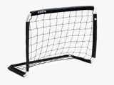 une image représentant des cages de football en noir et blanc