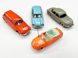 plusieurs petites voitures sont alignées sur une surface blanche
