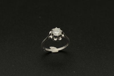 gros plan d'une bague en diamant sur une surface noire