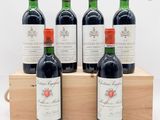 six bouteilles de vin rouge dans une caisse en bois sur fond blanc