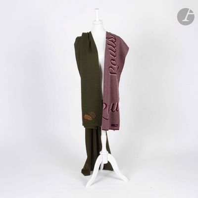 deux écharpes posées sur un présentoir à mannequin, avec un mannequin blanc en arrière-plan