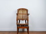 une vieille chaise en bois posée sur un parquet en bois massif