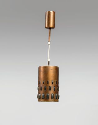 un gros plan d'une lampe suspendue à un luminaire de plafond