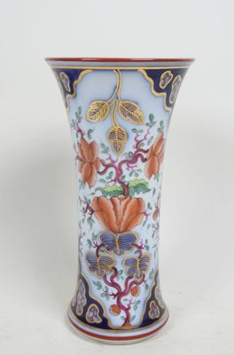 un vase avec un motif floral posé sur une table
