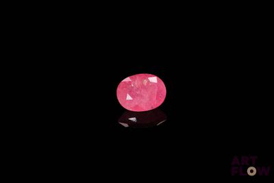 gros plan d'un diamant rose sur une surface noire