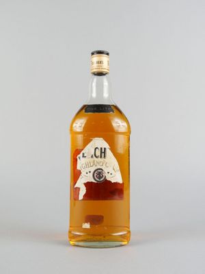 une photo d'une bouteille de whisky posée sur une table