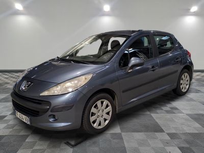 la photo d'une voiture grise garée dans un garage
