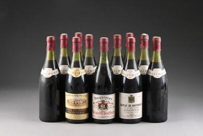 six bouteilles de vin sont alignées sur une table